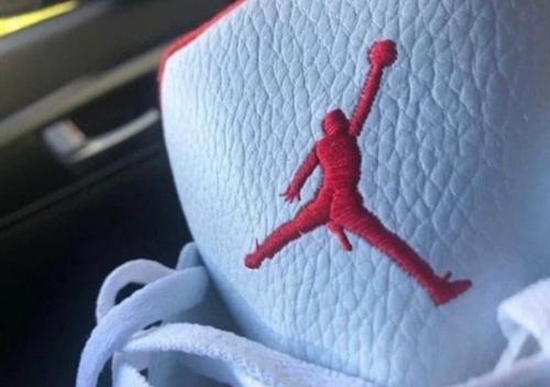 나이키에 웬 덜렁이가...